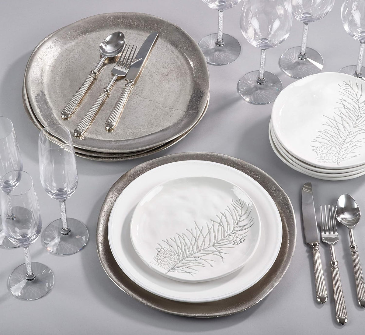 SARO LIFESTYLE Aluminum Organic Charger (Set of 4), 13"x13", Silver